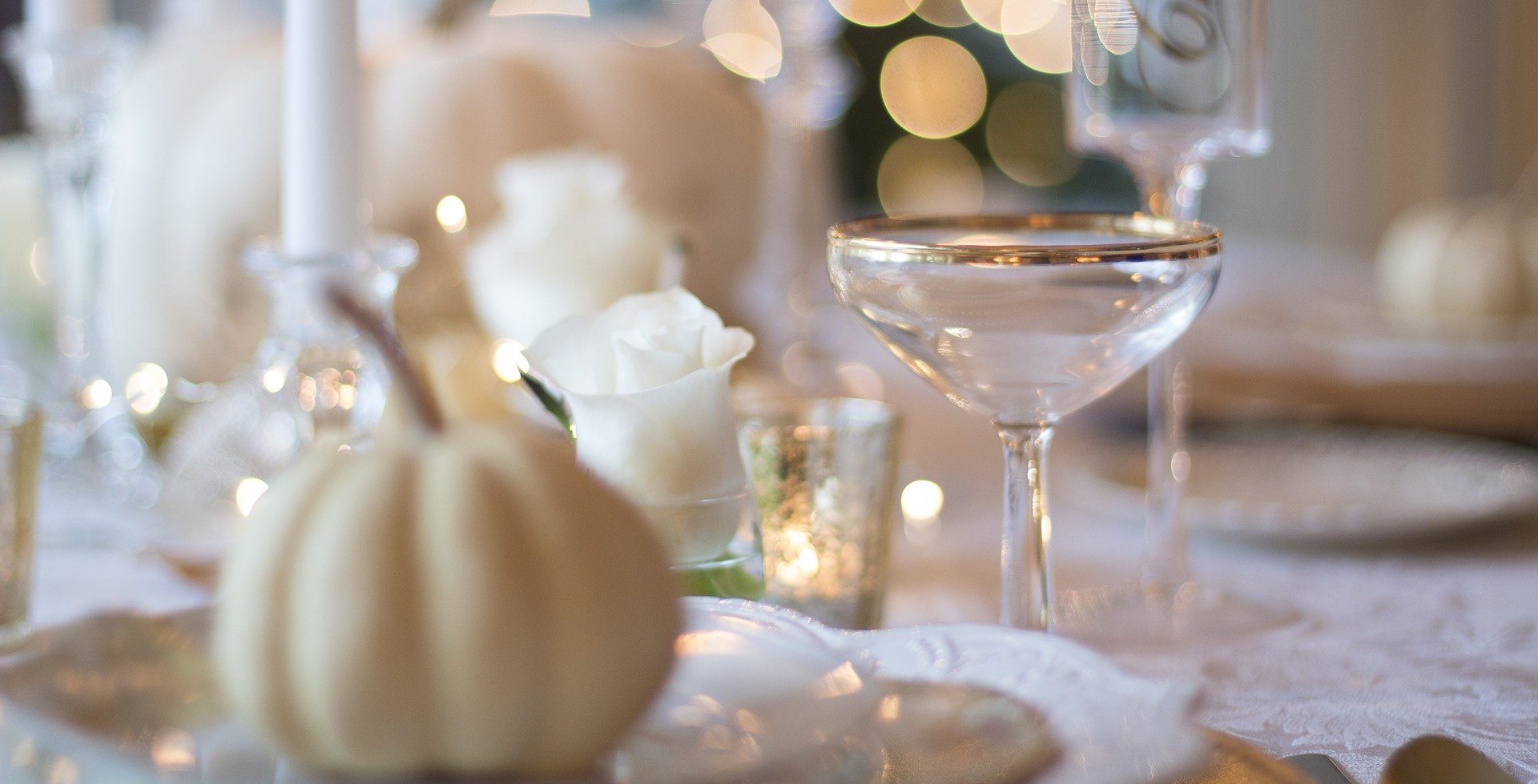 holiday-table-1926946_1920